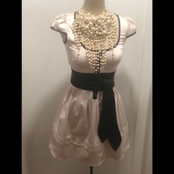 Corset top scoop neck pink dress with cap sleeve and flare bottom - Picture 7 of 8